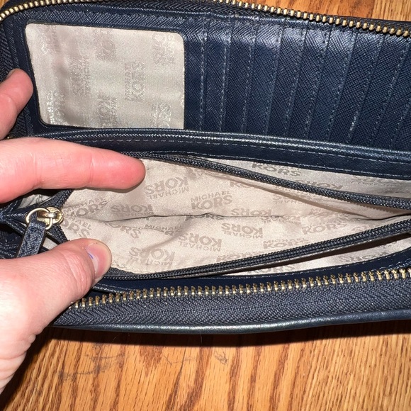 Authentic Micheal Kors Purse - Picture 9 of 10